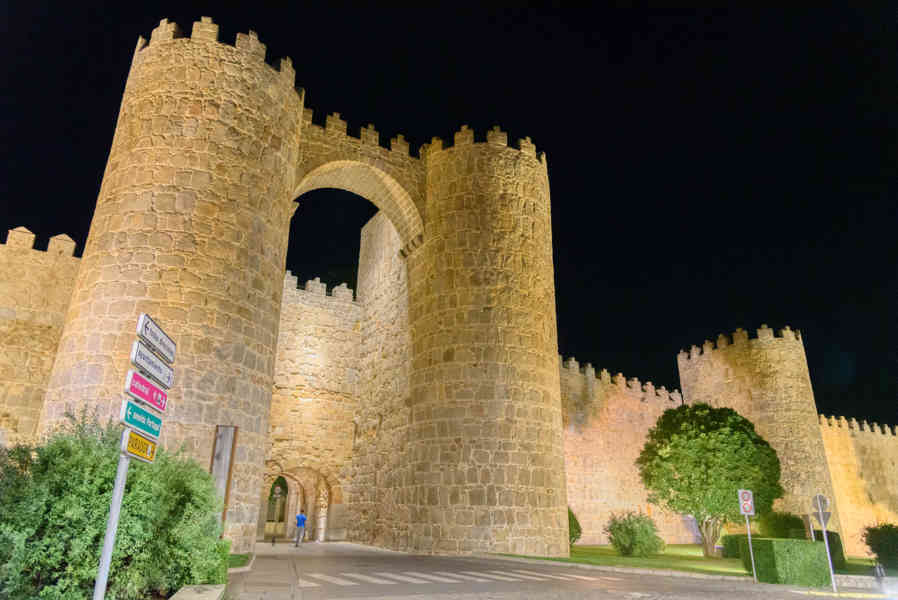 Ávila 040 - muralla - Puerta de San Vicente.jpg